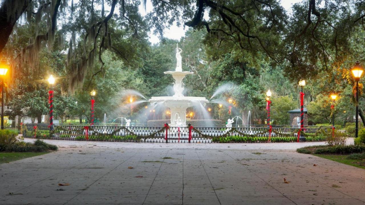 Southern Charmer-Historic District Downtown-Front Porch-Walk Score 90!!-Private Parking-1 Minute To Forsyth Park Savannah Extérieur photo