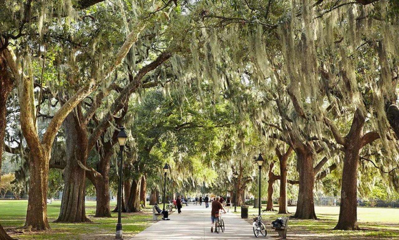 Southern Charmer-Historic District Downtown-Front Porch-Walk Score 90!!-Private Parking-1 Minute To Forsyth Park Savannah Extérieur photo